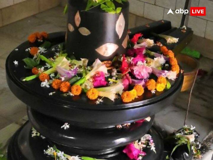 तीसरे पहर की पूजा रात 12 बजे से 3 बजे तक की जाती है. इस पूजा में शिवजी को घी अर्पित किया जाता है. इस पहर में शिव स्तुति करना शुभ माना जाता है.