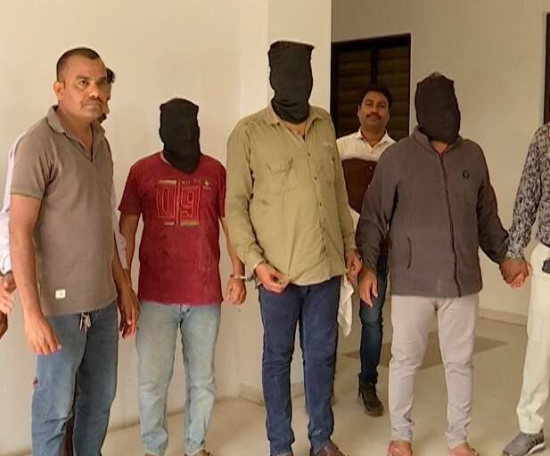 Fake police was caught in Ahmedabad Ahmedabad: હોટલમાંથી બહાર આવતા ગ્રાહકો પાસેથી નકલી પોલીસ બની પૈસા પડાવતી ગેંગ ઝડપાઈ 