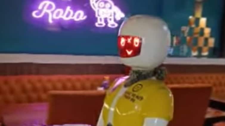 robot restaurant in noida Me Robolicious Restaurant robots serve launch and dinner in noida uttar pradesh  Robot Restaurant In Noida: नोएडा के इस रेस्टोरेंट में इंसान नहीं बल्कि 'रोबोट' लेते हैं ऑर्डर, कस्टमर्स से करते हैं बातचीत