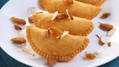 बनाना है सॉफ्ट लेकिन करारी गुजिया, तो इन स्टेप्स को करें फॉलो