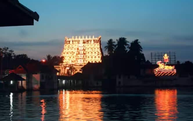 ਕੇਰਲ ਦੀ ਰਾਜਧਾਨੀ ਅਤੇ ਰਾਜ ਦੇ ਸਭ ਤੋਂ ਵੱਡੇ ਸ਼ਹਿਰਾਂ ਵਿੱਚੋਂ ਇੱਕ ਤਿਰੂਵਨੰਤਪੁਰਮ ਜਾਂ ਤ੍ਰਿਵੇਂਦਰਮ ਹੈ। ਇਹ ਆਪਣੇ ਆਕਰਸ਼ਕ ਬੀਚਾਂ ਲਈ ਪ੍ਰਸਿੱਧ ਹੈ। ਇਸ ਸਥਾਨ ਨੂੰ ਦੁਨੀਆ ਦੇ ਸਭ ਤੋਂ ਅਮੀਰ ਮੰਦਰਾਂ ਵਿੱਚੋਂ ਇੱਕ ਮੰਨਿਆ ਜਾਂਦਾ ਹੈ। ਪਦਮਨਾਭਸਵਾਮੀ ਮੰਦਰ ਵੀ ਇੱਥੇ ਸਥਿਤ ਹੈ।