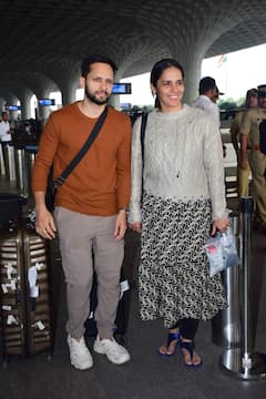 भारताची टेनिस स्टार सायना नेहवाल पतीसह जामनगरसाठी रवाना; पाहा फोटो!