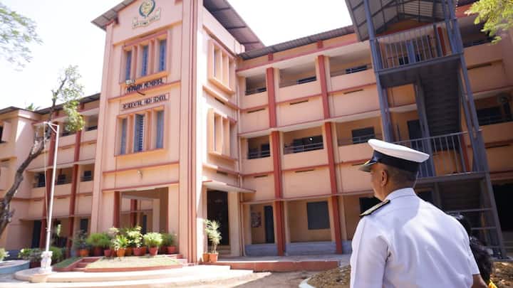 भारतीय नौसेना प्रमुख एडमिरल आर हरि कुमार कुछ दिन पहले केरल की राजधानी तिरुवनंतपुरम पहुंचे. यहां पर उन्होंने अपने उन दो स्कूलों का दौरा किया, जहां से उन्होंने शुरुआती शिक्षा हासिल की थी.