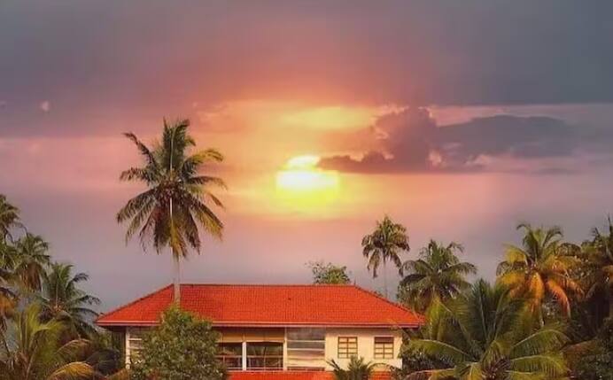 ਕੇਰਲ ਦੇ ਅਲੇਪੀ ਨੂੰ ਭਾਰਤ ਦਾ ਵੇਨਿਸ ਕਿਹਾ ਜਾਂਦਾ ਹੈ। ਇਸਦਾ ਮਤਲਬ ਵੈਨਿਸ ਦੀ ਸੁੰਦਰਤਾ ਵਾਂਗ ਹੈ। ਅਲੇਪੀ ਵੀ ਬਹੁਤ ਸੁੰਦਰ ਹੈ ਅਤੇ ਸੈਲਾਨੀਆਂ ਦੀ ਖਿੱਚ ਦਾ ਕੇਂਦਰ ਹੈ। ਅਲੇਪੀ ਆਪਣੇ ਬੀਚਾਂ, ਝੀਲਾਂ ਅਤੇ ਹਾਊਸਬੋਟ ਦੀ ਰਿਹਾਇਸ਼ ਲਈ ਬਹੁਤ ਮਸ਼ਹੂਰ ਹੈ।