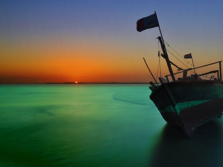 Bet Dwarka: Bet Dwarka, also known as Shankhodhar, is an inhabited island off the coast of Jamnagar. It is believed to be the original abode of Lord Krishna and is visited by pilgrims to explore ancient temples, including the Dwarkadhish Temple. (Image Source: getty images)