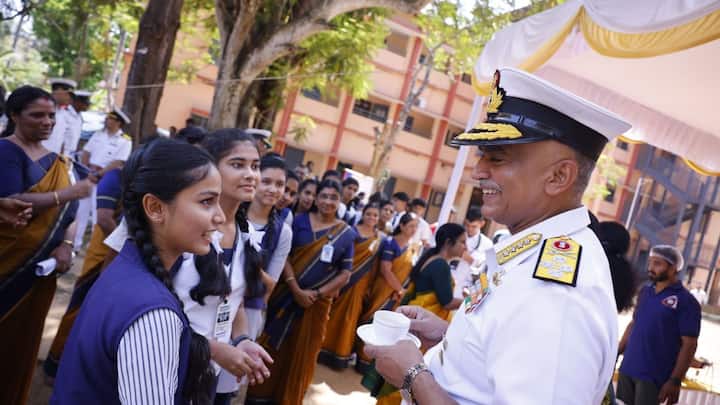 भारतीय नौसेना प्रमुख ने अपने दूसरे स्कूल एमएमआर हायर सेकेंडरी स्कूल का भी दौरा किया. यहां उन्होंने छात्रों से बात की और नौसेना प्रमुख बनने तक के अपने सफर के बारे में बताया. उन्हें स्कूल के स्टाफ के साथ फोटो खिंचवाते हुए भी देखा गया.
