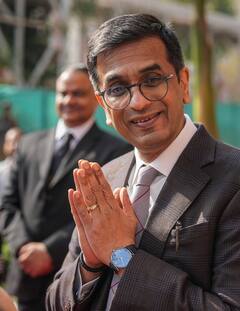 बंगला, गाड़ी और नौकर-चाकर के साथ CJI डी वाई चंद्रचूड़ को मिलती है कितनी सैलरी? जानें