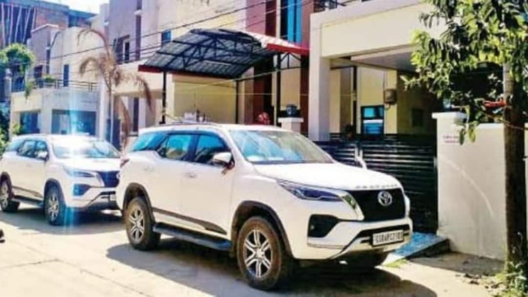 Chhattisgarh ED Raid in Ambikapur against contractor Ashok Agarwal close with BJP Congress leaders ann Chhattisgarh News: बीजेपी-कांग्रेस के नेताओं के चहेते ठेकेदार के घर ईडी का शिकंजा, देर शाम तक जारी रही कार्रवाई