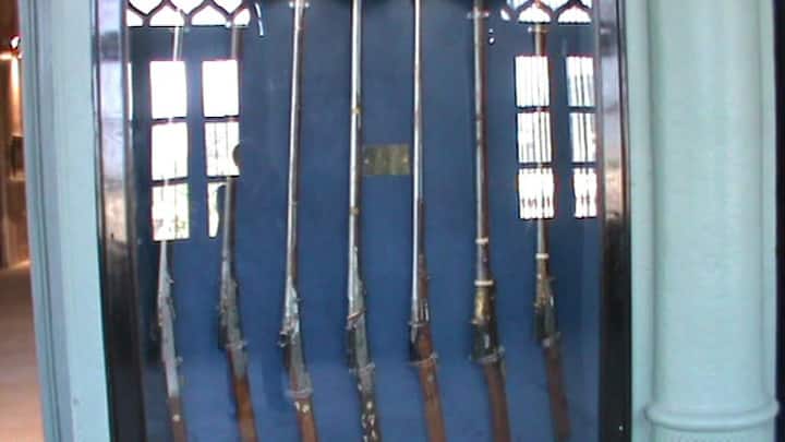 य़ह राजकीय संग्रहालय रियासत काल में भरतपुर रियासत का प्रशासनिक कार्यालय हुआ करता था और दरबार हॉल के नाम से भी जाना जाता था.