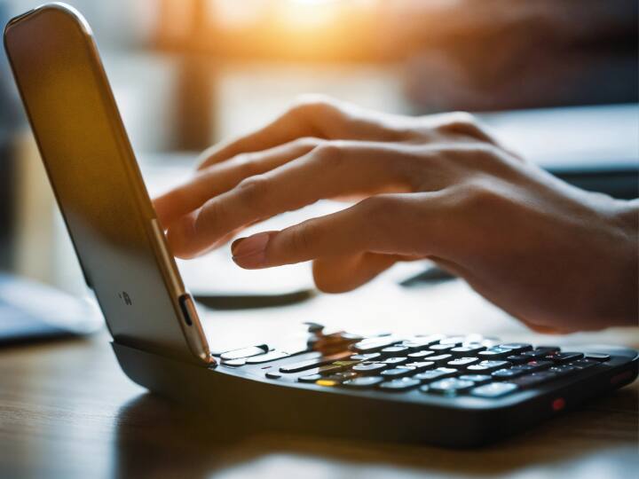 इसके अलावा आपके पास अन्य ऑप्शन यूपीआई पिन है. कभी-कभार हम जल्दी-जल्दी में गलत पिन डाल देते हैं, जिसकी वजह से पेमेंट अटक जाता है. इसलिए जरूरी है कि आप ध्यान से यूपीआई पिन डालें और अगर आप पिन भूल जाएं तो इसे रिसेट भी कर सकते हैं.