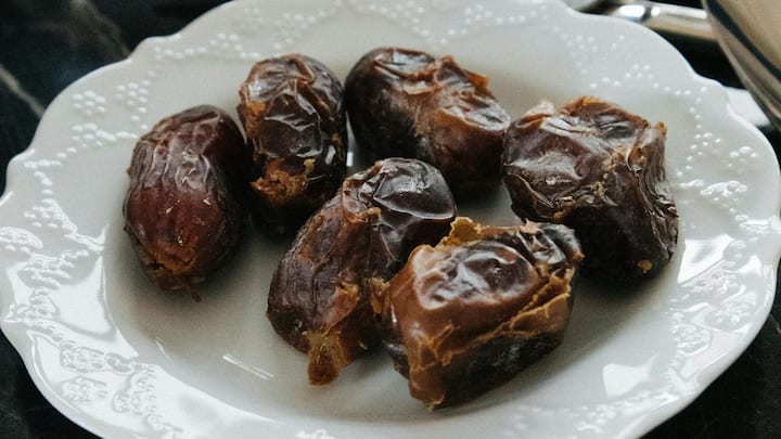 খেজুর- ন্যাচরাল সুইটনার হিসেবে খেজুরকে বিভিন্ন উপায়ে ব্যবহার করা যায়। এই ড্রাই ফ্রুটসের মধ্যে রয়েছে অনেক পুষ্টিগুণ। খেজুর খেলে একাধিক উপকার পাবেন আপনি।