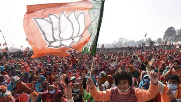 इसके तहत राजनीतिक पार्टियों, नेताओं और क्षेत्रीय दलों और अन्य उम्मीदवारों को. यह हिदायदें दी जाती हैं कि चुनाव के दौरान उन्हें किस तरह का आचरण अपनाना है.