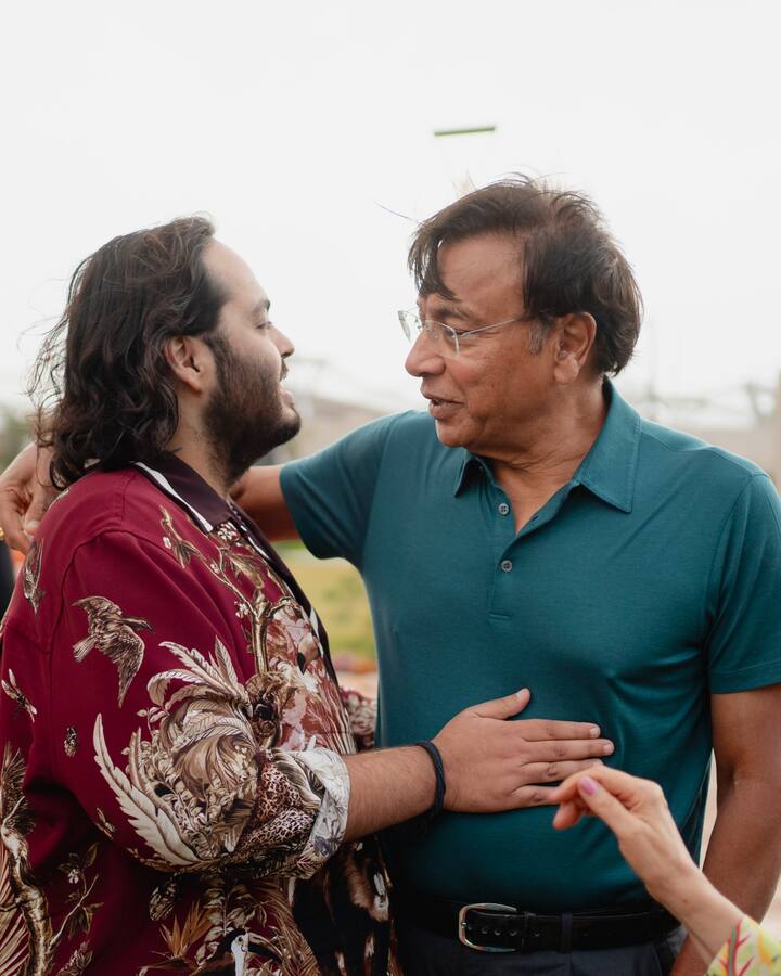 अनंत अंबानी ने जंगल फीवर ड्रेस कोड के लिए पेड़ और पक्षियों वाले मरून कलर की शर्ट पहनी.