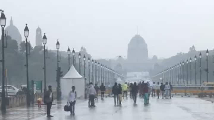 Delhi Weather Today: फरवरी के अंतिम सप्ताह से ही सूरज की तपिश बढ़नी शुरू हो गई थी, लेकिन आज हुई बारिश से दिल्ली का मौसम बदल गया. जानें तापमान कितना  होगा कम.