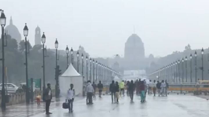 Delhi Weather Today: फरवरी के अंतिम सप्ताह से ही सूरज की तपिश बढ़नी शुरू हो गई थी, लेकिन आज हुई बारिश से दिल्ली का मौसम बदल गया. जानें तापमान कितना  होगा कम.