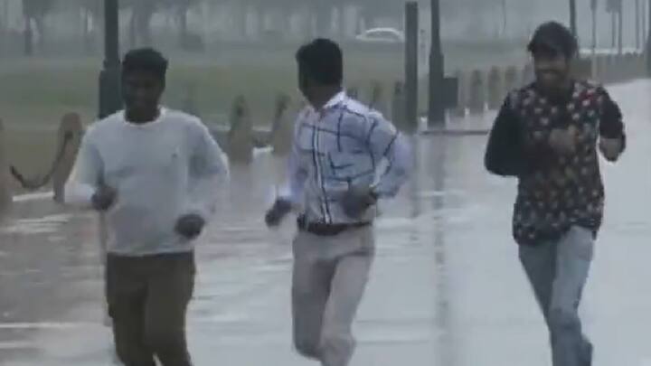 दो मार्च को 40 से 50 किलोमीटर प्रति घंटे की तेज रफ्तार से हवाओं के भी चलने की संभावना है. बात करें आज के तापमान की तो आज न्यूनतम तापमान 15 डिग्री और अधिकतम तापमान 24 डिग्री के आसपास रहने का अनुमान है.