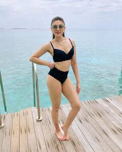 Shefali Jariwala Photo: શેફાલી જરીવાલાએ બ્લેક બિકીનીમાં પુલ કિનારે આપ્યા બોલ્ડ પોઝ