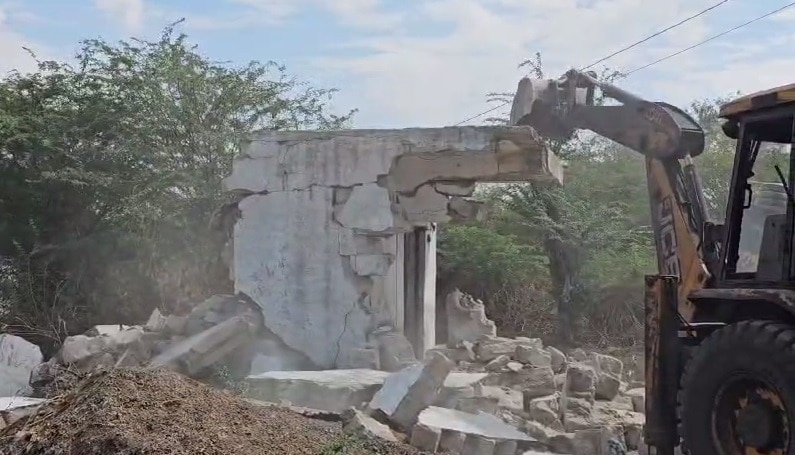 Demolition: કચ્છ બાદ દ્વારકામાં પણ ચાલ્યુ 'દાદાનું બૂલડૉઝર', રેલવેની જમીન પરથી દુર કરાયા ગેરકાયદે બાંધકામો