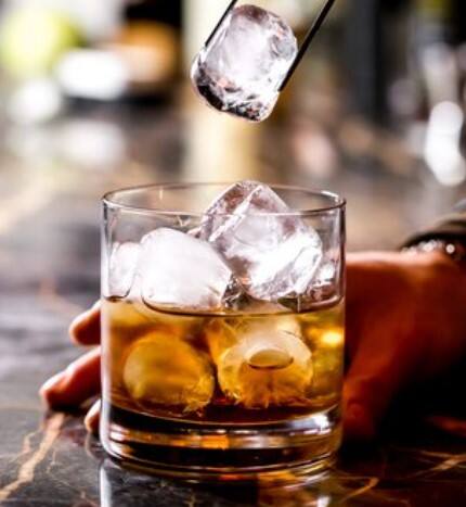 ਦਰਅਸਲ, ਮਾਹਿਰਾਂ ਦਾ ਕਹਿਣਾ ਹੈ ਕਿ ਵਿਸਕੀ ਨੂੰ ਕਦੇ ਵੀ ਕੋਲਡ ਡਰਿੰਕਸ, ਸੋਡਾ ਜਾਂ ਪਾਣੀ ਨਾਲ ਨਹੀਂ ਪੀਣਾ ਚਾਹੀਦਾ। ਇਸ ਨੂੰ ਹਮੇਸ਼ਾ ਸਾਫ਼-ਸੁਥਰਾ ਪੀਣਾ ਚਾਹੀਦਾ ਹੈ। ਹੁਣ ਤੁਸੀਂ ਸੋਚ ਰਹੇ ਹੋਵੋਗੇ ਕਿ ਜੇਕਰ ਤੁਸੀਂ NEET ਪੀਂਦੇ ਹੋ, ਤਾਂ ਇਹ ਸਰੀਰ ਨੂੰ ਨੁਕਸਾਨ ਪਹੁੰਚਾਏਗਾ। ਨਹੀਂ, ਜੇਕਰ ਤੁਸੀਂ ਇਸ ਨੂੰ ਸਹੀ ਢੰਗ ਨਾਲ ਪੀਂਦੇ ਹੋ, ਤਾਂ ਇਹ ਸਰੀਰ ਨੂੰ ਓਨਾ ਹੀ ਨੁਕਸਾਨ ਪਹੁੰਚਾਉਂਦਾ ਹੈ ਜਿੰਨਾ ਤੁਸੀਂ ਪਾਣੀ ਜਾਂ ਕੋਲਡ ਡਰਿੰਕ ਦੇ ਨਾਲ ਮਿਲਾਕੇ ਪੀਂਦੇ ਹੋ।