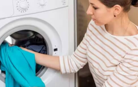 ਕਾਫੀ ਮਿਹਨਤ ਦੇ ਬਾਵਜੂਦ ਕੱਪੜਿਆਂ ਤੋਂ ਦਾਗ ਹਟਾਉਣਾ ਮੁਸ਼ਕਿਲ ਹੋ ਜਾਂਦਾ ਹੈ। ਜੇਕਰ ਤੁਸੀਂ ਵੀ ਇਸ ਤਰ੍ਹਾਂ ਦੀ ਸਮੱਸਿਆ ਨਾਲ ਜੂਝ ਰਹੇ ਹੋ ਤਾਂ ਇਸ ਦੇ ਲਈ ਕੁਝ ਘਰੇਲੂ ਉਪਾਅ ਅਪਣਾਏ ਜਾ ਸਕਦੇ ਹਨ। ਆਓ ਜਾਣਦੇ ਹਾਂ ਕੱਪੜਿਆਂ ਤੋਂ ਜ਼ਿੱਦੀ ਧੱਬਿਆਂ ਨੂੰ ਹਟਾਉਣ ਦੇ ਕਾਰਗਰ ਉਪਾਅ