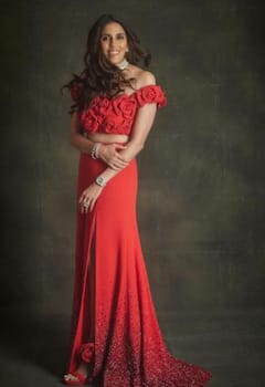 Shloka Mehta का रेड फ्लोरल लुक वायरल, ऑफ शोल्डर टॉप और थाई स्लिट स्कर्ट में गजब की लगीं नीता अंबानी की बड़ी बहू