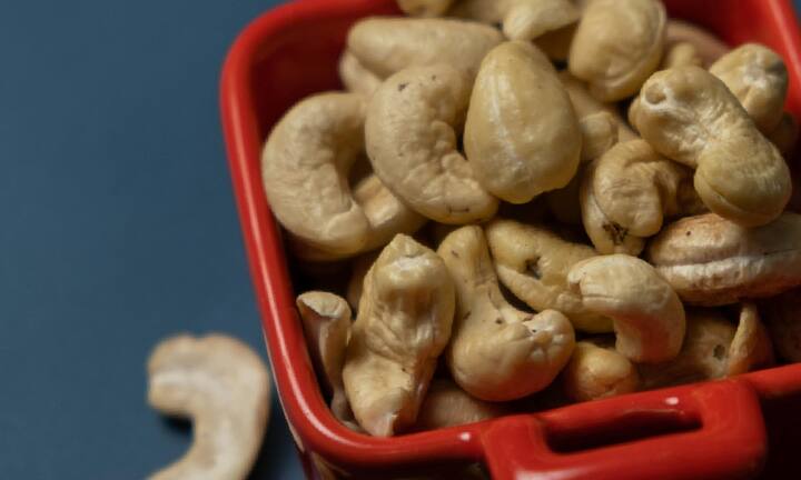 Benefits of Cashew : सकाळी रिकाम्या पोटी काजू खाल्ल्याने तुमच्या आरोग्यावर कोणते फायदे होऊ शकतात.