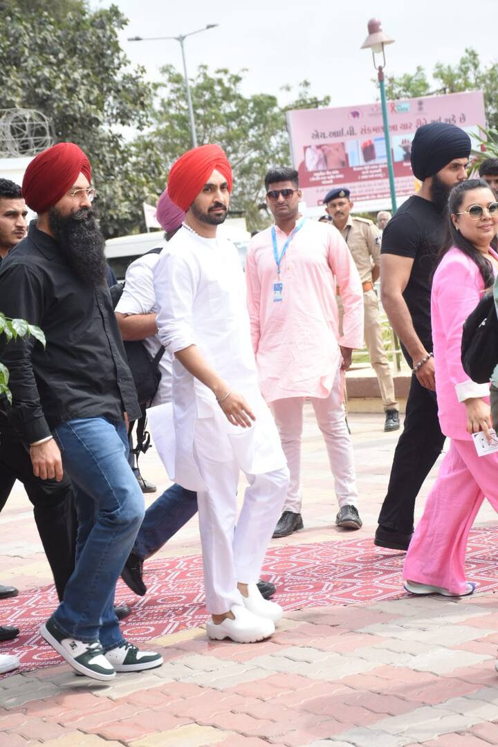 दिलजीत दोसांझ पंजाबी सिंगर और एक्टर हैं जिन्होंने बॉलीवुड में भी काम किया है. दिलजीत ने फिल्लौरी, गुड न्यूज और सूरमा जैसी बॉलीवुड फिल्में की हैं. इसके अलावा कई हिंदी फिल्मों में गाने भी गाए हैं.