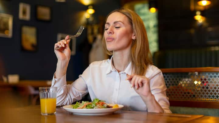 समझदारी से खाना: माइंडफुल इटिंग का मतलब है ध्यान से खाना. इसमें हम यह सोचते हैं कि हम क्या और क्यों खा रहे हैं. इससे हम सही मात्रा में और सही खाना खाते हैं.