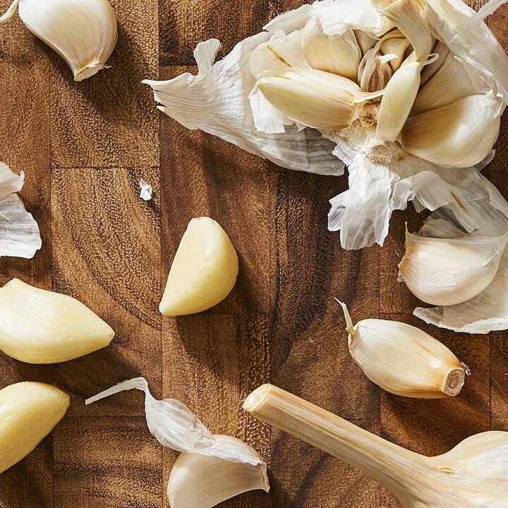 ਕੱਚੇ ਲਸਣ ਨੂੰ ਡਾਈਟ 'ਚ ਸ਼ਾਮਲ ਕਰਨ ਨਾਲ ਪਾਚਨ ਸੰਬੰਧੀ ਸਮੱਸਿਆਵਾਂ ਠੀਕ ਹੁੰਦੀਆਂ ਹਨ। ਇਸ ਨਾਲ ਅੰਤੜੀਆਂ ਨੂੰ ਫਾਇਦਾ ਹੁੰਦਾ ਹੈ ਅਤੇ ਸੋਜ ਘੱਟ ਹੁੰਦੀ ਹੈ। ਕੱਚਾ ਲਸਣ ਖਾਣ ਨਾਲ ਪੇਟ ਦੇ ਕੀੜੇ ਨਿਕਲ ਜਾਂਦੇ ਹਨ। ਚੰਗੀ ਗੱਲ ਇਹ ਹੈ ਕਿ ਇਹ ਬੁਰੇ ਬੈਕਟੀਰੀਆ ਨੂੰ ਨਸ਼ਟ ਕਰਦਾ ਹੈ ਅਤੇ ਅੰਤੜੀ ਵਿਚਲੇ ਚੰਗੇ ਬੈਕਟੀਰੀਆ ਦੀ ਰੱਖਿਆ ਕਰਦਾ ਹੈ।