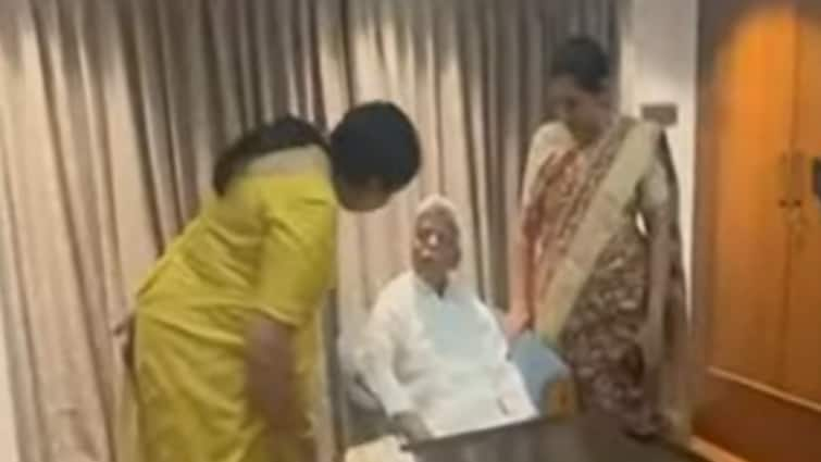 baramati Loksabha 2023 DCM ajit pawar wife Sunetra Pawar Met Sangram Thopte Sunetra Pawar Met Sangram Thopte : सुनेत्रा पवार कॉंग्रेस आमदार संग्राम थोपटेंच्या भेटीला; थोपटेंच्या वडिलांची केली विचारपूस, कारण ठरलं...