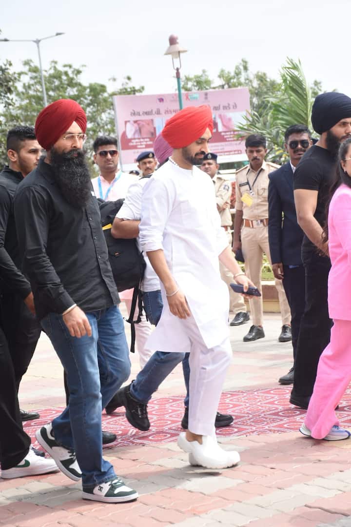 दिलजीत दोसांझ अंबानी फैमिली के इस फंक्शन में खास मेहमानों में से एक हैं जो अनंत-राधिका की प्री-वेडिंग में अपने जबरदस्त गानों से लोगों को एंटरटेन करेंगे. उनके पंजाबी गाने लोगों को काफी पसंद है.