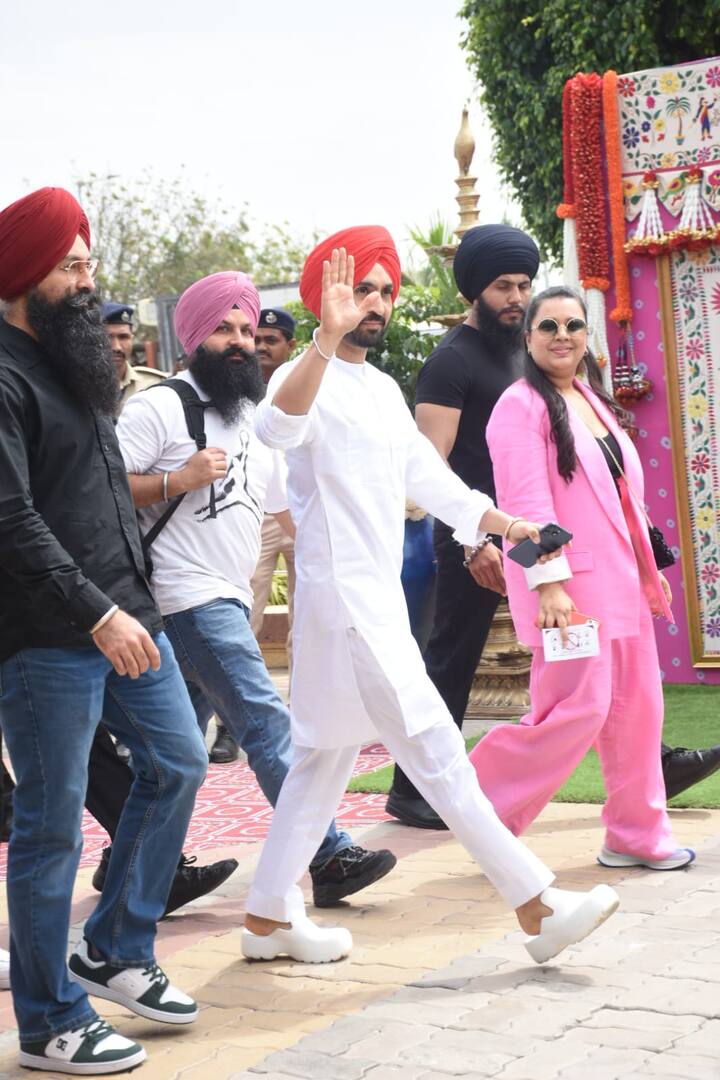 दिलजीत दोसांझ इन दिनों अलग-अलग प्रोजेक्ट्स पर काम कर रहे हैं, वहीं उनकी आने वाली फिल्म क्रू भी है. लेकिन अपने बिजी शेड्यूल में से समय निकालकर दिलजीत अंबानी फैमिली के लिए जामनगर आए.