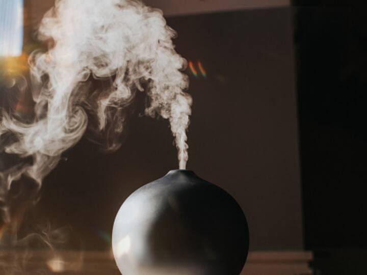 Multi-sensory meditation: Experiment with various multi-sensory meditation techniques, including aroma, touch, and sound. Use scented diffusers, textured meditation mats, or soothing music to increase your sensory experience and relaxation. (Image source: getty images)