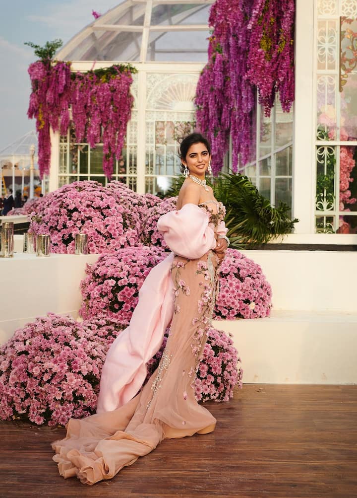 After this, Isha wore a very beautiful pastel pink colored tail gown for the next function. This is an off shoulder gown, which looks very lovely.