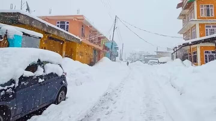 Heavy snowfall in Himachal, 350 roads blocked, electricity blackout, Meteorological Department gave alert Himachal: હિમાચલમાં ભારે હિમવર્ષો, 350 રોડ થયા બ્લોક, વીજળી ગૂલ, હવામાન વિભાગે આપ્યું એલર્ટ