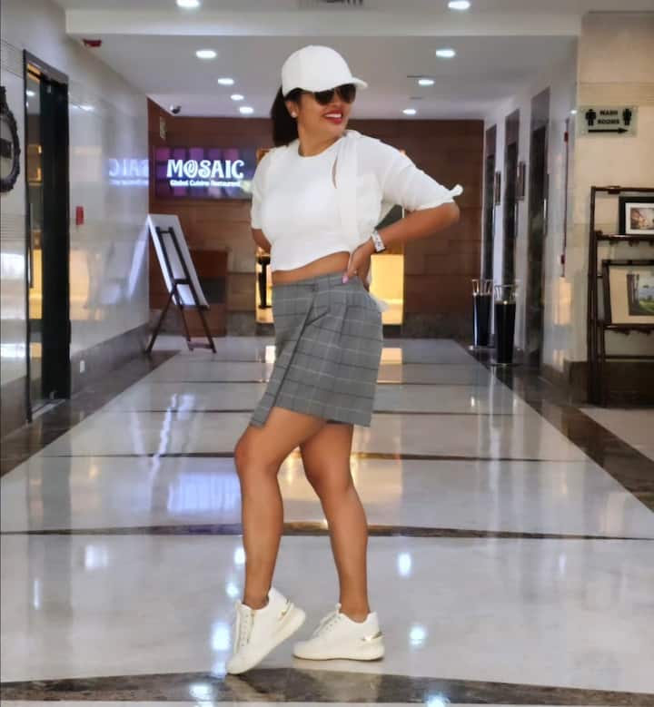 2012లో 'అట్టకత్తి' సినిమాతో కోలీవుడ్ లో ఎంట్రీ ఇచ్చింది. 2016లో తెలుగులో విడుదలైన 'ఎక్కడకి పోతావు చిన్నవాడా' తో తెలుగులో ఫాలోయింగ్ పెంచుకుంది