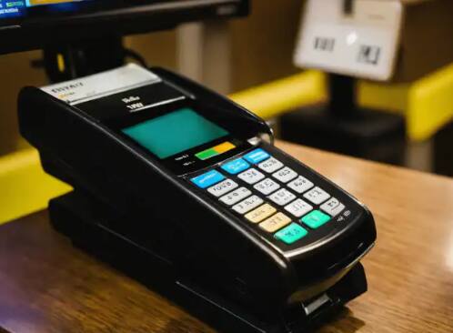 ਕਈ ਵਾਰ ਬੈਂਕ ਸਰਵਰ ਡਾਊਨ ਹੋਣ ਕਾਰਨ ਭੁਗਤਾਨ ਵਿੱਚ ਦਿੱਕਤ ਆਉਂਦੀ ਹੈ। ਇਸ ਤੋਂ ਬਚਣ ਲਈ, ਇਹ ਜ਼ਰੂਰੀ ਹੈ ਕਿ ਤੁਸੀਂ UPI ਨਾਲ ਇੱਕ ਤੋਂ ਵੱਧ ਖਾਤੇ ਲਿੰਕ ਕਰੋ। ਦੋ ਖਾਤਿਆਂ ਨੂੰ ਲਿੰਕ ਕਰਨ ਦਾ ਫਾਇਦਾ ਇਹ ਹੈ ਕਿ ਜੇਕਰ ਇੱਕ ਬੈਂਕ ਦਾ ਸਰਵਰ ਡਾਊਨ ਹੈ, ਤਾਂ ਤੁਸੀਂ ਦੂਜੇ ਤੋਂ ਆਸਾਨੀ ਨਾਲ ਭੁਗਤਾਨ ਕਰ ਸਕਦੇ ਹੋ।