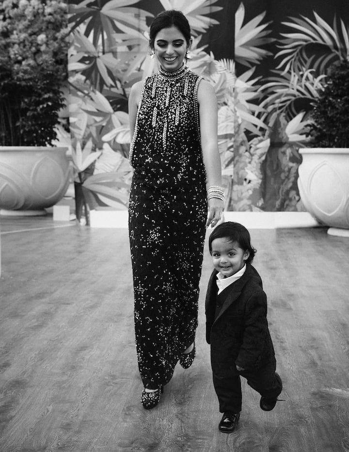 During this time, Isha also posed with her son. Her beloved was looking very cute in a black pant suit.