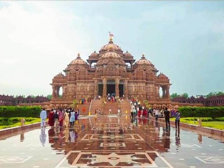 BAPS Shri Swaminarayan Mandir is a Hindu temple dedicated to Lord Swaminarayan. It features intricate carvings, vibrant wall paintings, and stunning architecture, providing a peaceful atmosphere for visitors. (Images source: Intagram/ bapsshriswaminarayanmandir)
