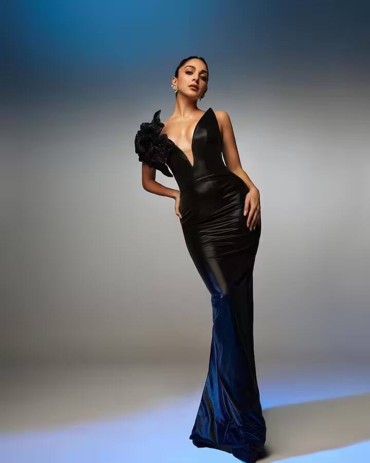 Kiara Advani Pics: દરેકની નજર અનંત-રાધિકાના પ્રી-વેડિંગ ફંક્શન પર ટકેલી છે. કિયારા અડવાણી પણ પતિ સિદ્ધાર્થ મલ્હોત્રા સાથે કપલ ફંક્શનમાં હાજરી આપવા ગુજરાતના જામનગર પહોંચી છે.