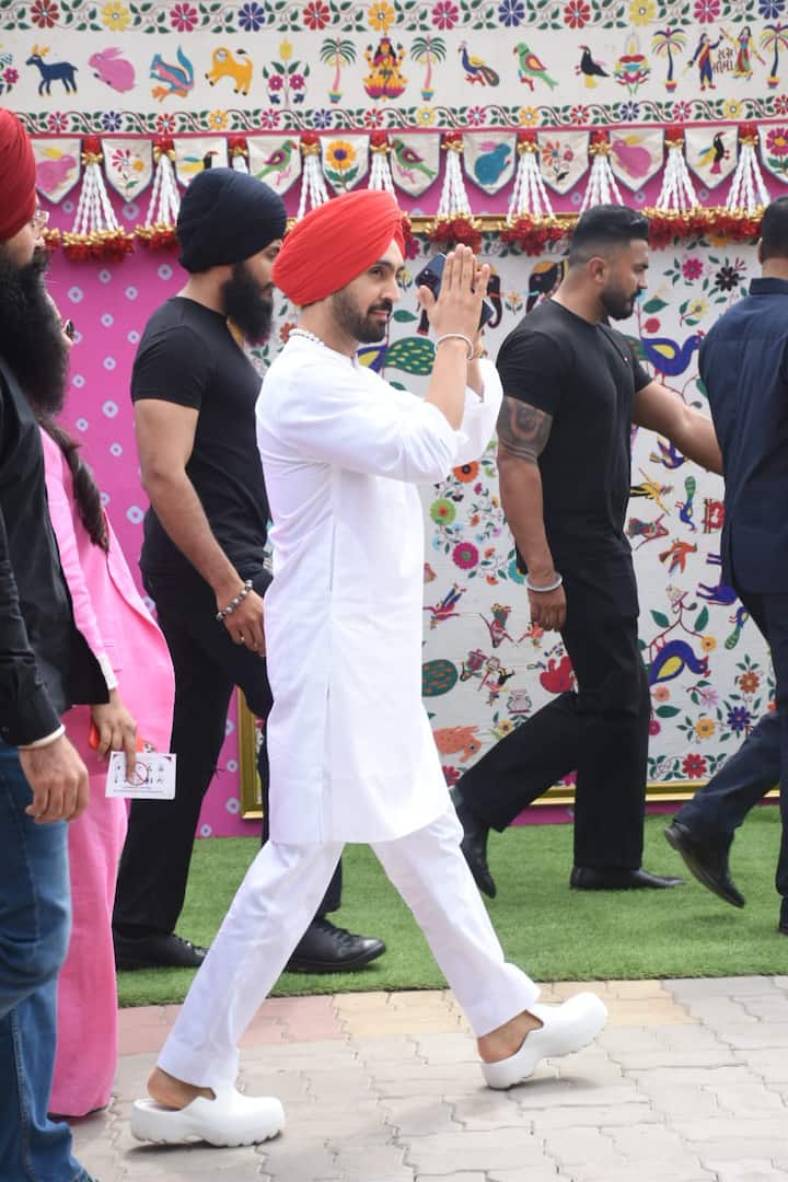 दिलजीत दोसांझ 2 मार्च को जामनगर में अपनी पूरी टीम के साथ पहुंचे हैं. रिपोर्ट्स के मुताबक, अनंत-राधिका की प्री-वेडिंग में दिलजीत जबरदस्त परफॉर्मेंस देने वाले हैं. दिलजीत जब लाइव स्टेज पर गाते हैं तो समां बांध देते हैं और अब अंबानी की पार्टी में भी ऐसा होगा.