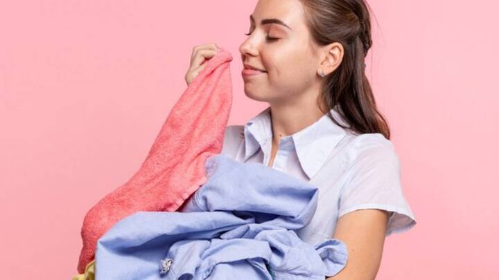 कपड़ों पर दाग लगना सामान्य है. खासतौर पर बच्चों के कपड़े में दाग कब लग जाए पता ही नहीं चलता है, लेकिन यह दाग तब परेशान करता है जब दाग जिद्दी हो जाते हैं. कई बार कपड़ों में लगे दाग को छुड़ाना काफी मुश्किल हो जाता है.