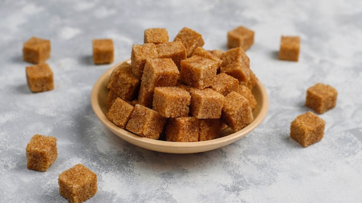 हमारी रसोई में गुड़, चीनी, और शक्कर जैसी मिठास भरी चीजें हमेशा मौजूद रहती हैं, जो हमारे रोजाना पीने वाले ड्रिंक और मिठाइयों को एक खास स्वाद देती हैं. बिना इनके हमारे खाने की मिठास और जिंदगी की खुशियां कुछ कम सी लगती हैं. फिर चाहे वह सुबह की गरमा-गरम चाय हो या किसी विशेष अवसर पर बनने वाला मिठाई, इन सब में चीनी और शक्कर का इस्तेमाल बहुत आवश्यक होता है.