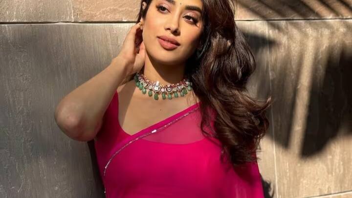 ऑफिस और आधिकारिक समारोह ऑफिस या किसी आधिकारिक समारोह के लिए गहरे रंगों की ज्योमेट्रिक पैटर्न्स वाली साड़ियां चुनें. इस तरह की साड़ियां प्रोफेशनल लुक देती हैं और सोबर भी लगती हैं. ऐसी साड़ियां काम के माहौल में आपकी पर्सनालिटी को निखारती हैं और आपको एक अलग पहचान दिलाती हैं.