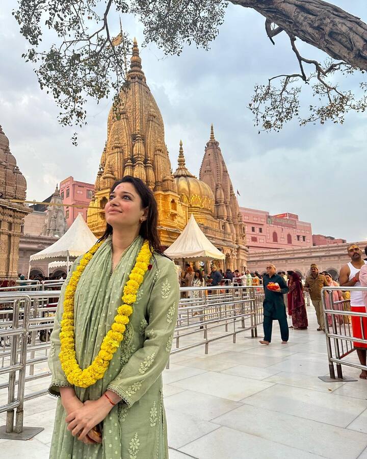 She has no makeup on, and her hair is left open. The diva has a flower garland around her neck.