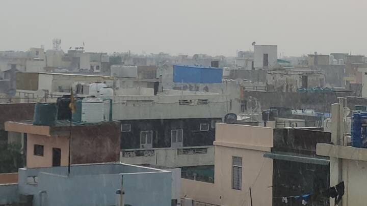 मौसम विज्ञानियों ने लोगों को घर से निकलने से पहले वेदर अपडेट की जानकारी लेकर ही घर से निकलने की सलाह दी है. शनिवार को दिल्ली के आसमान में बादल छाए रहेंगे. हल्के से मध्यम स्तर पर गरज के साथ बूंदाबांदी के आसार हैं.