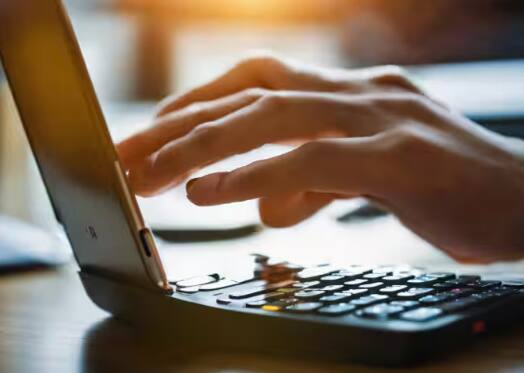 ਇਸ ਤੋਂ ਇਲਾਵਾ ਤੁਹਾਡੇ ਕੋਲ ਇੱਕ ਹੋਰ ਵਿਕਲਪ UPI PIN ਹੈ। ਕਈ ਵਾਰ ਅਸੀਂ ਕਾਹਲੀ ਵਿੱਚ ਗਲਤ ਪਿੰਨ ਐਂਟਰ ਕਰ ਦਿੰਦੇ ਹਾਂ, ਜਿਸ ਕਾਰਨ ਭੁਗਤਾਨ ਅਟਕ ਜਾਂਦਾ ਹੈ। ਇਸ ਲਈ, ਇਹ ਜ਼ਰੂਰੀ ਹੈ ਕਿ ਤੁਸੀਂ UPI ਪਿੰਨ ਨੂੰ ਧਿਆਨ ਨਾਲ ਐਂਟਰ ਕਰੋ ਅਤੇ ਜੇਕਰ ਤੁਸੀਂ ਪਿੰਨ ਭੁੱਲ ਜਾਂਦੇ ਹੋ, ਤਾਂ ਤੁਸੀਂ ਇਸਨੂੰ ਰੀਸੈਟ ਵੀ ਕਰ ਸਕਦੇ ਹੋ।