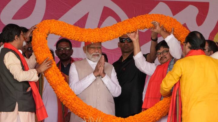 PM Modi received a warm welcome as he was garlanded by at the public meeting before the projects' launch. (Source: PTI)