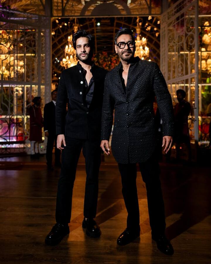 वहीं ऑल ब्लैक गेटअप में अजय देवगन भी काफी डैशिंग लग रहे थे.