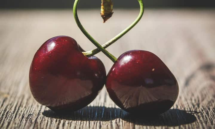 Benefits of Eating Cherries :उन्हाळ्यात फळांच्या दुकानात चेरी सहज मिळतात. तुम्ही तुमच्या आहारात चेरीचा समावेश केला पाहिजे.